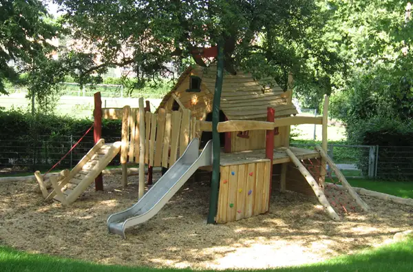 MAISON DANS LES ARBRES ESSLINGEN SPIELART